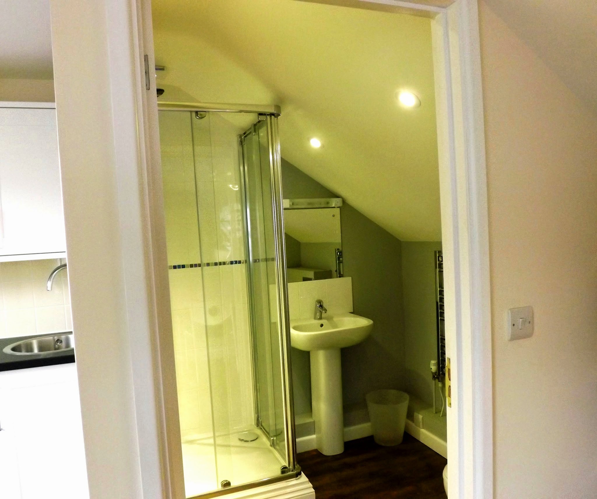 WILLOWS04a-studio bathroom